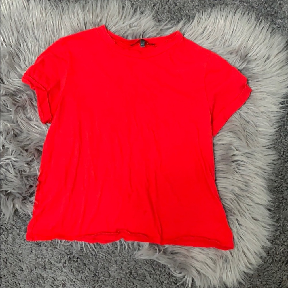 Cuffed plain red t-shirt